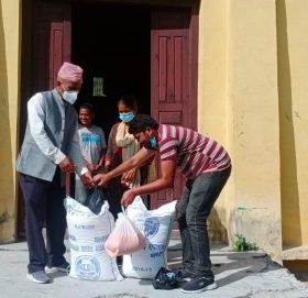 बडिमालिका खवरको पहलमा ८ परिवारलाई राहत बितरण