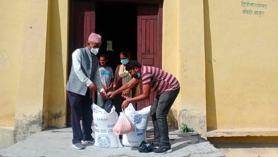 बडिमालिका खवरको पहलमा ८ परिवारलाई राहत बितरण