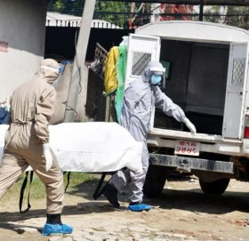 कोरोनाबाट मृत्यु भएकी महिलाको शव व्यवस्थापन गरिदै