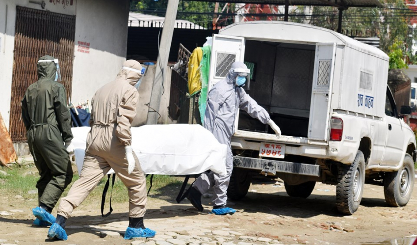 कोरोनाबाट मृत्यु भएकी महिलाको शव व्यवस्थापन गरिदै