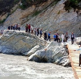 जडाङ्गाकाे काठेपुल बनाउन उद्योग बाणिज्य संंघ बाजुराको ५० हजार सहयोग