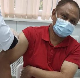 यी नेपाली जसले लिए कोरोना विरुद्धको भ्याक्सिन