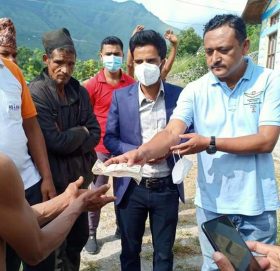 खानेपानि मर्मत गर्न जाँदा ढुंगा लागेर मृत्यु भएका रोकायाको परिवारलाई १ लाख सहयोग