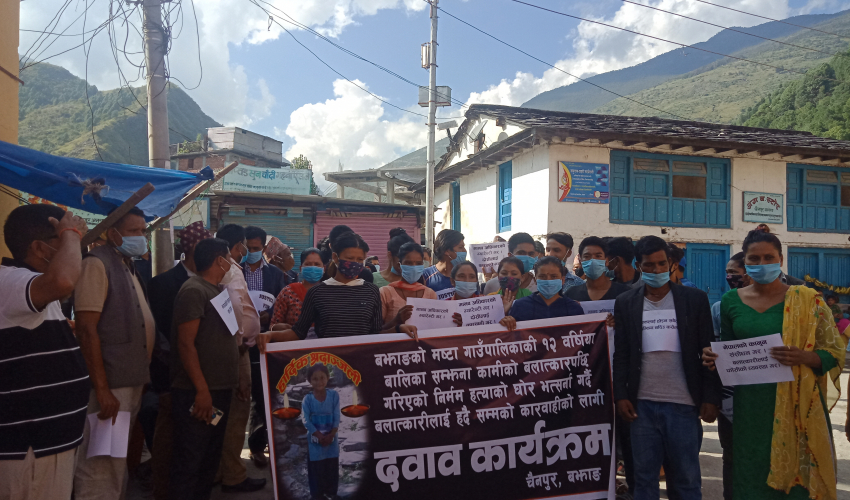 बझाङमा बलात्कारपछि हत्या गरिएकी बालिकालाई न्याय माग्दै प्रर्दशन