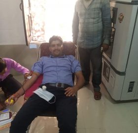 सामाजिक सेवा दिवसकाे अवसरमा पत्रकार जाेशीले गरे रक्तदान