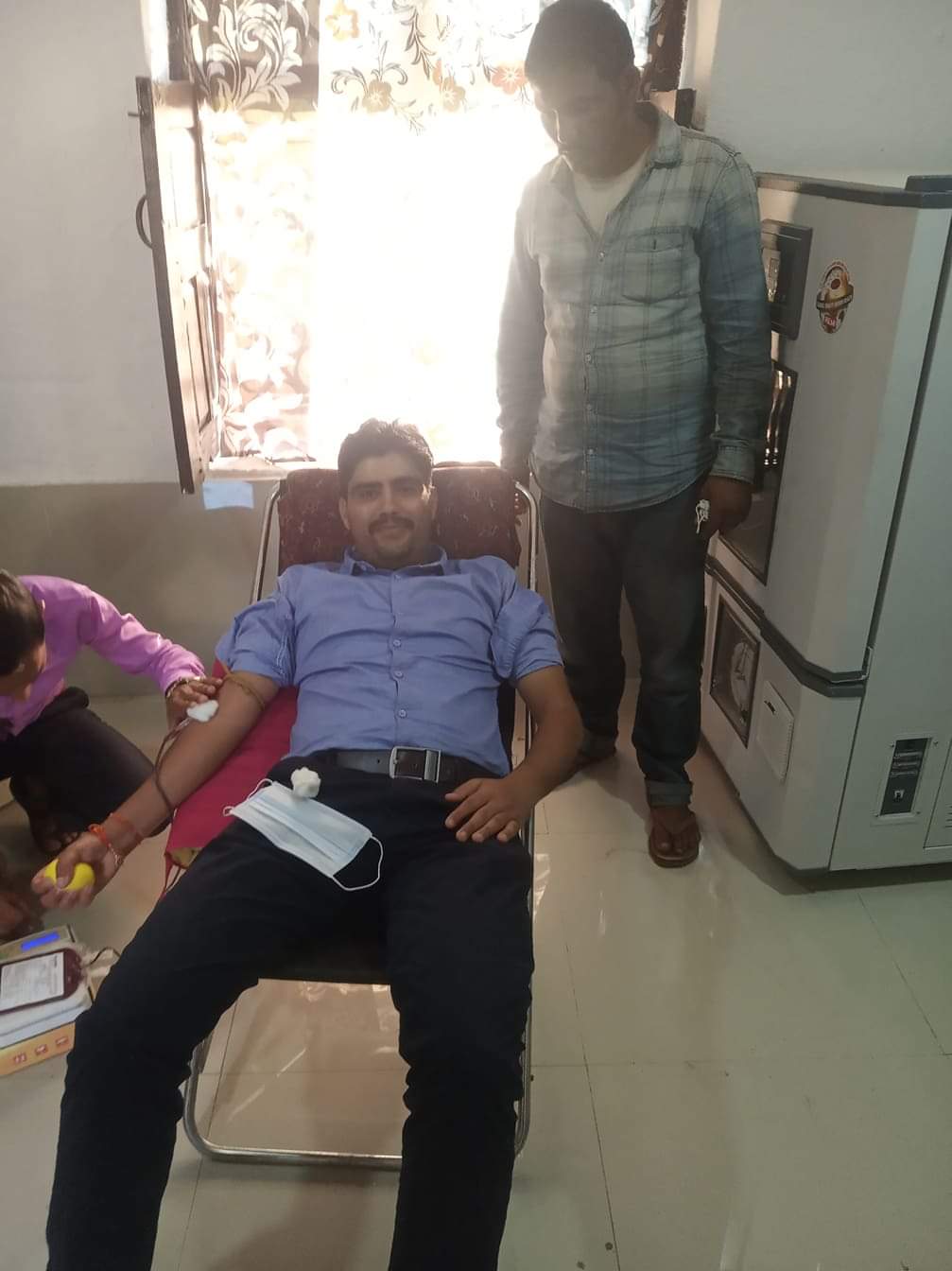 सामाजिक सेवा दिवसकाे अवसरमा पत्रकार जाेशीले गरे रक्तदान