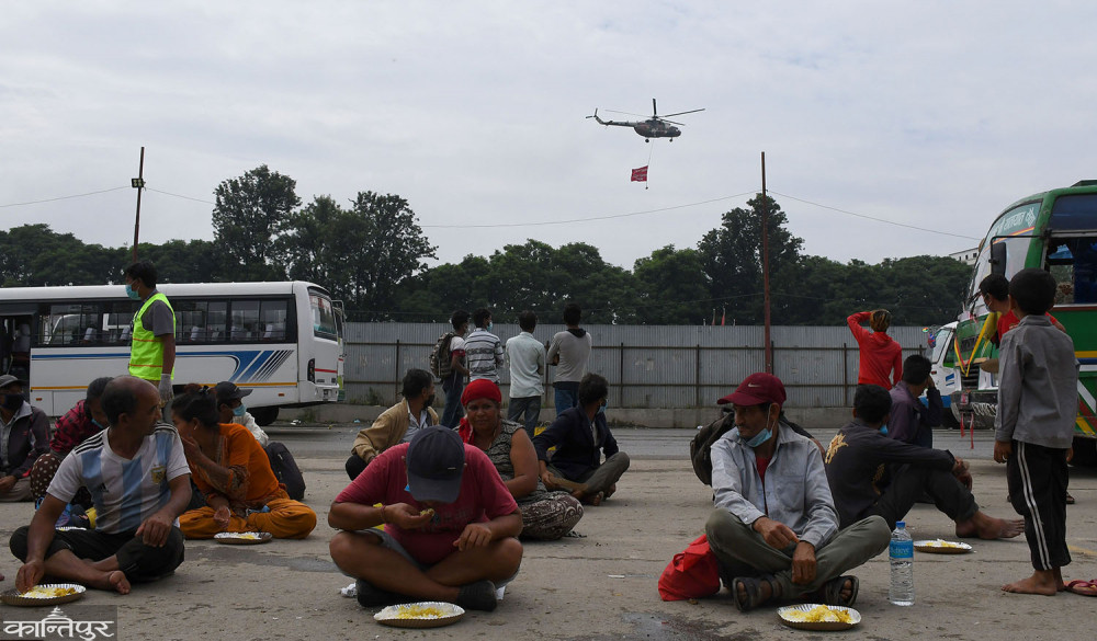 भोको पेटसामु पुष्पवृष्टि