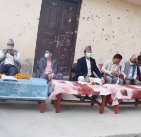 मुख्य मन्त्री सहितको टोलीद्धारा बाजुराका बाढि पिडीतलाई राहत बितरण