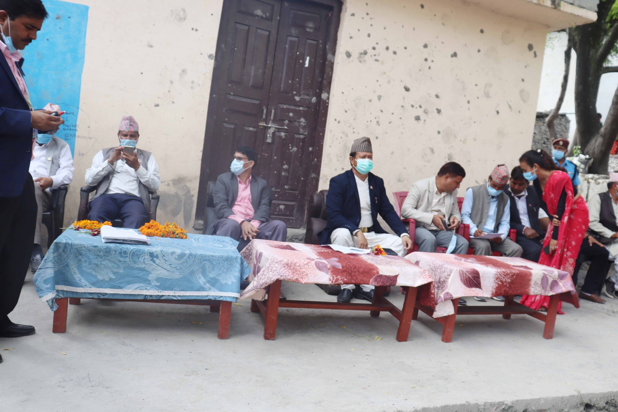 मुख्य मन्त्री सहितको टोलीद्धारा बाजुराका बाढि पिडीतलाई राहत बितरण