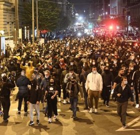 इटलीको नेपल्समा लकडाउनको विरोधमा प्रदर्शन, प्रहरीमाथि आक्रमण