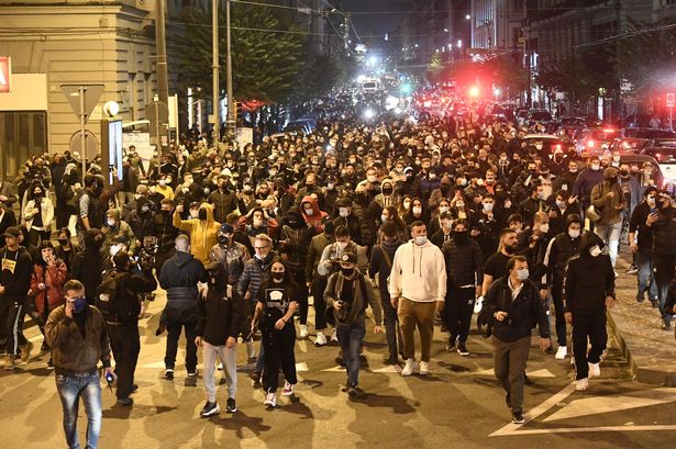 इटलीको नेपल्समा लकडाउनको विरोधमा प्रदर्शन, प्रहरीमाथि आक्रमण