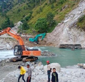 बाजुरा बेलीबृज बगाएको ठाउँमा गाडी हिड्न बाटो बनाउन सुरु