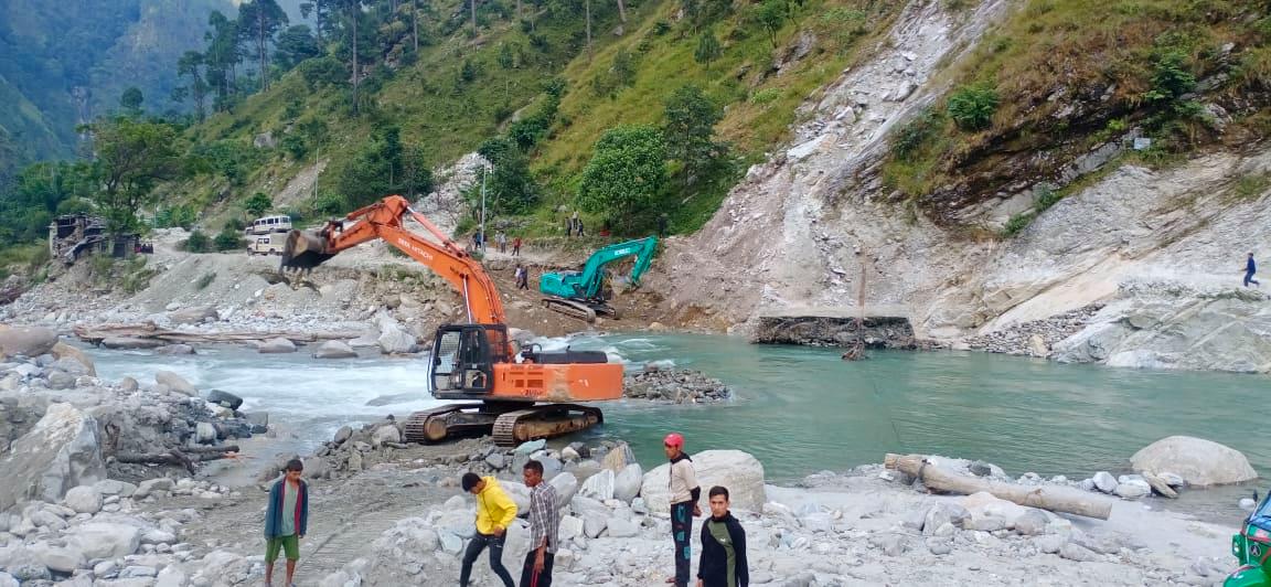 बाजुरा बेलीबृज बगाएको ठाउँमा गाडी हिड्न बाटो बनाउन सुरु