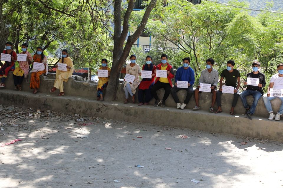 डाक्टर गोबिन्द केसीको समर्थन गर्दै बाजुराका बिद्यार्थी आन्दोलनमा