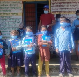 समासेवी युवा अबिशेक नाथ (लोक) ले गरे बिपन्न बिद्यार्थीलाई शैक्षिक सामग्री सहयोग