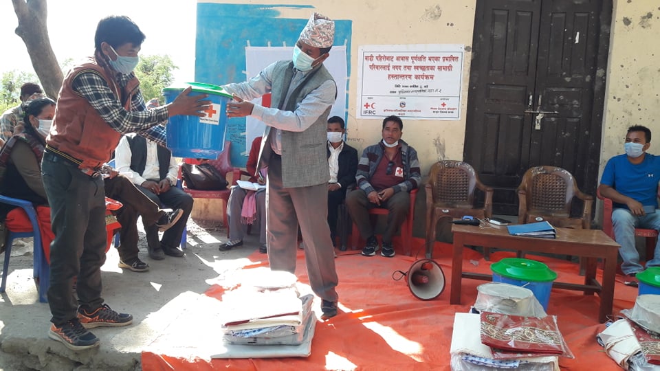 बुढिनन्दा नगरपालिकाका बाढि पिडीतलाई रेडक्रसद्धारा राहत साम्रगी बितरण