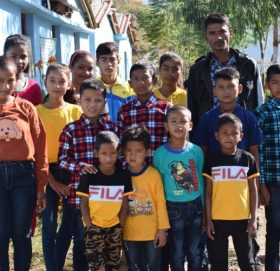 अनाथ बालवालिकालाई लुगाकपडा सहयोग