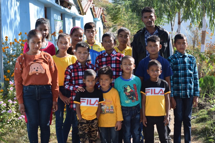 अनाथ बालवालिकालाई लुगाकपडा सहयोग