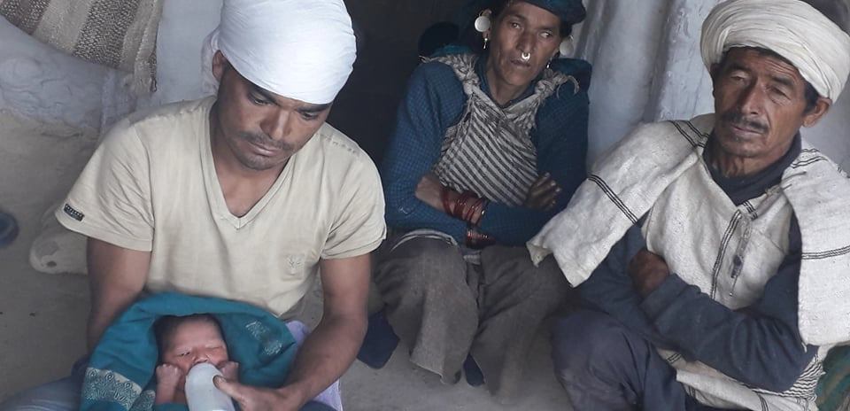 छोरी जन्माएको लगतै मृत्यु भएकि अम्बकलाकी छोरीलाई दुधको समस्या