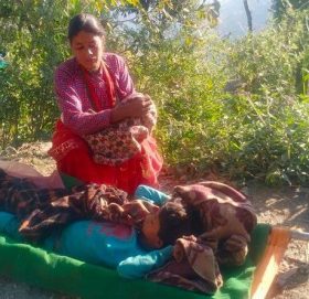 पैसा नभएपछि खुट्टा भाच्चिएको छोरालाइ अस्पताल बाट घर लगिन् आमाले