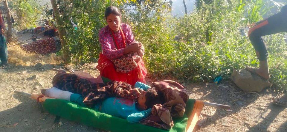 पैसा नभएपछि खुट्टा भाच्चिएको छोरालाइ अस्पताल बाट घर लगिन् आमाले