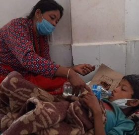 पैसा अभाबमा अलपत्र परेका नविनको धनगढीमा उपचार हुदै