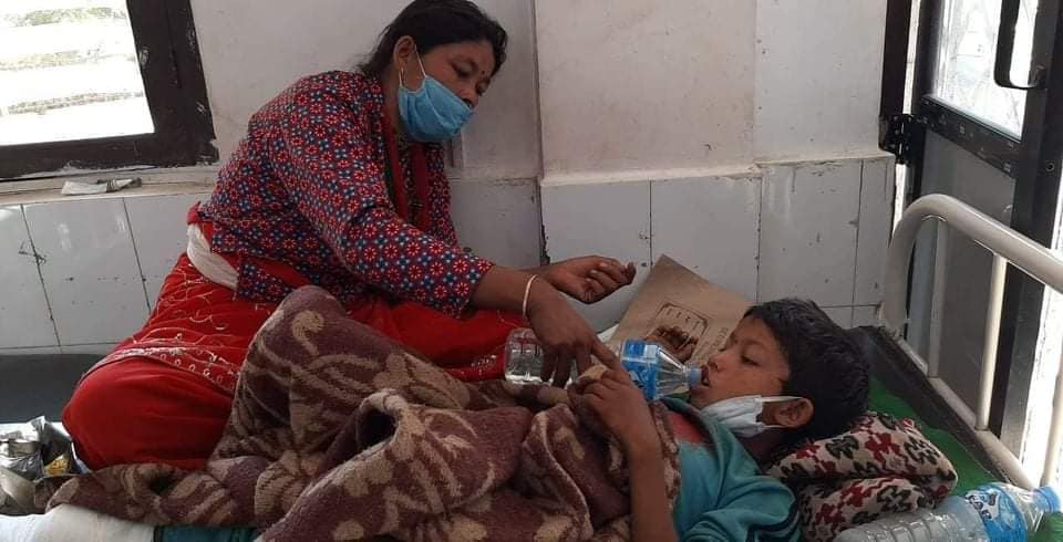 पैसा अभाबमा अलपत्र परेका नविनको धनगढीमा उपचार हुदै