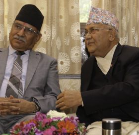 ११ दिने संवादहीनता तोडियो, बालुवाटारमा ओली-प्रचण्ड भेटवार्ता जारी