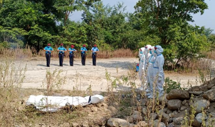 धनगढीमा मृत्यु भएका संक्रमितको शव व्यवस्थापन गरियो