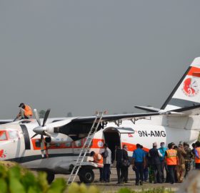 मन्त्री भट्टराई सहितका यात्रु लिएर डोटीका लागि उड्यो जहाज