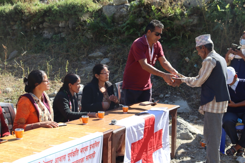 बडिमालिका नगरपालिकाका बाढि पिडीतलाई रेडक्रसद्धारा राहत साम्रगी बितरण