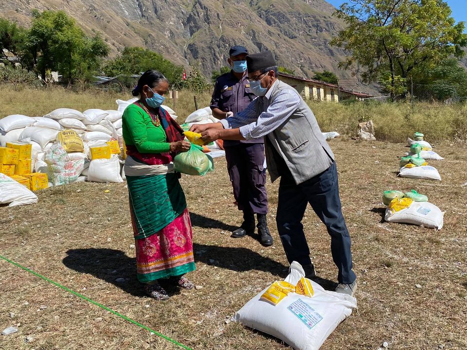 राहत साम्रागि बितरण