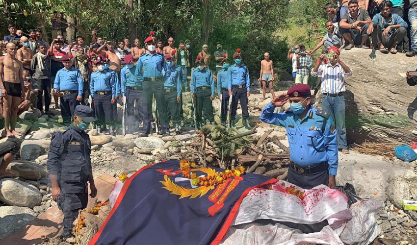 प्रहरी जवान साउदको सम्मानसहित अन्त्येष्टि