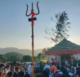 कोरोनाबाट बच्न स्थानीयले चढाए मन्दिरमा त्रिशुल