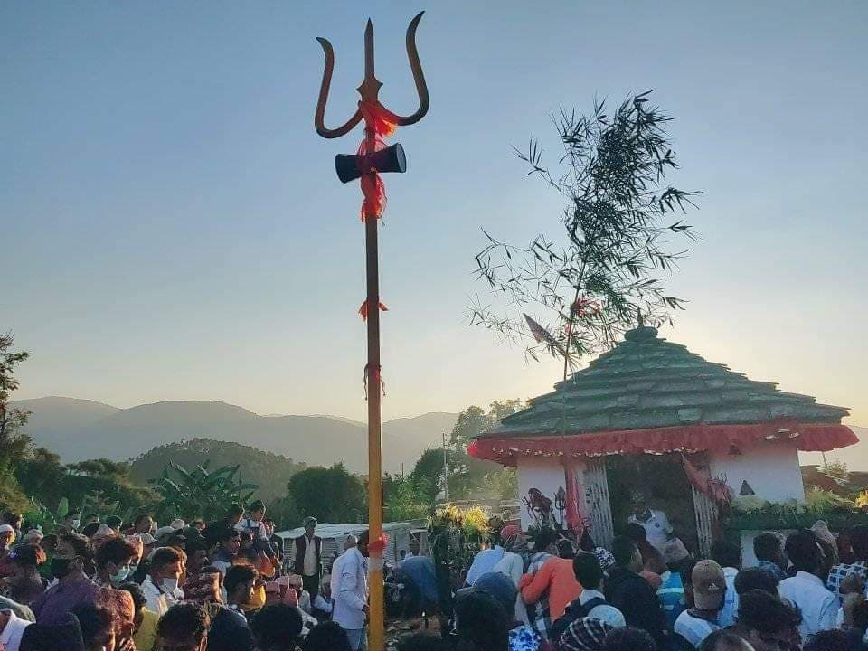 कोरोनाबाट बच्न स्थानीयले चढाए मन्दिरमा त्रिशुल
