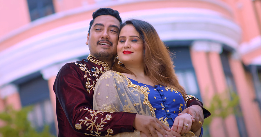 अमृत र संगीताको ‘लाजको घुम्ती’