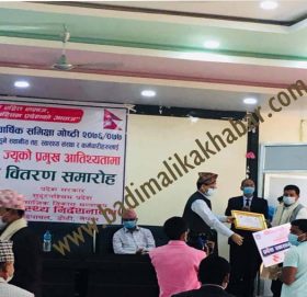 जिल्लाकै उत्कृष्ठ गौमुल गाउँपालिका स्वास्थ्य शाखा पुरस्कृत