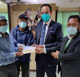 छोराको खाता खोज्न बैंक जाँदा हात पर्‍यो १० लाख