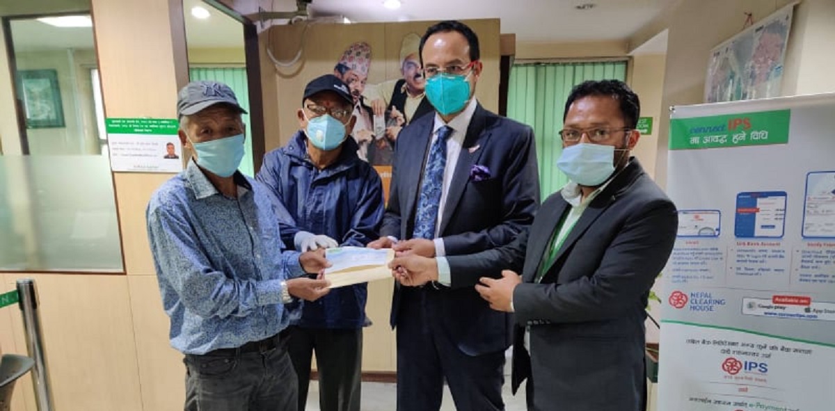 छोराको खाता खोज्न बैंक जाँदा हात पर्यो १० लाख