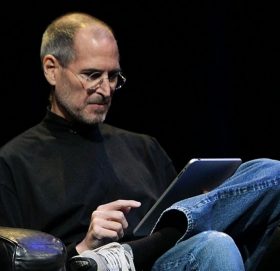 इतिहासमा आज – एप्पलका कार्यकारी प्रमुख स्टिभ जब्सको निधन