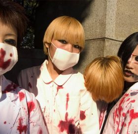 जापानी युवतीहरुमा अनौठो ट्रेण्ड, किन लगाउँदैछन् रगताम्य कपडा ?