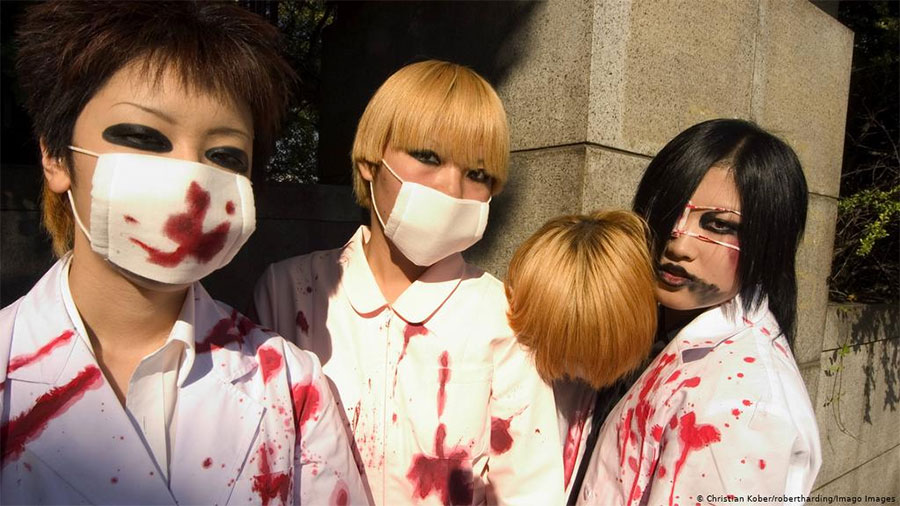 जापानी युवतीहरुमा अनौठो ट्रेण्ड, किन लगाउँदैछन् रगताम्य कपडा ?