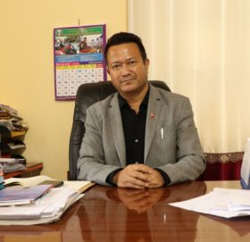 सुदूरपश्चिमका कानून मन्त्रीलाई थप उपचारका लागि हेलीकोप्टर मार्फत काठमाडौँ लगिदै