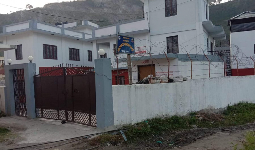 बझाङ्ग जिल्ला कारागारबाट विप्लप समुहका धामी भागे