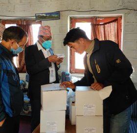 बडिमालिका खबरको समन्वयमा जिल्ला अस्पताल बाजुरालाई औषधि सहयोग