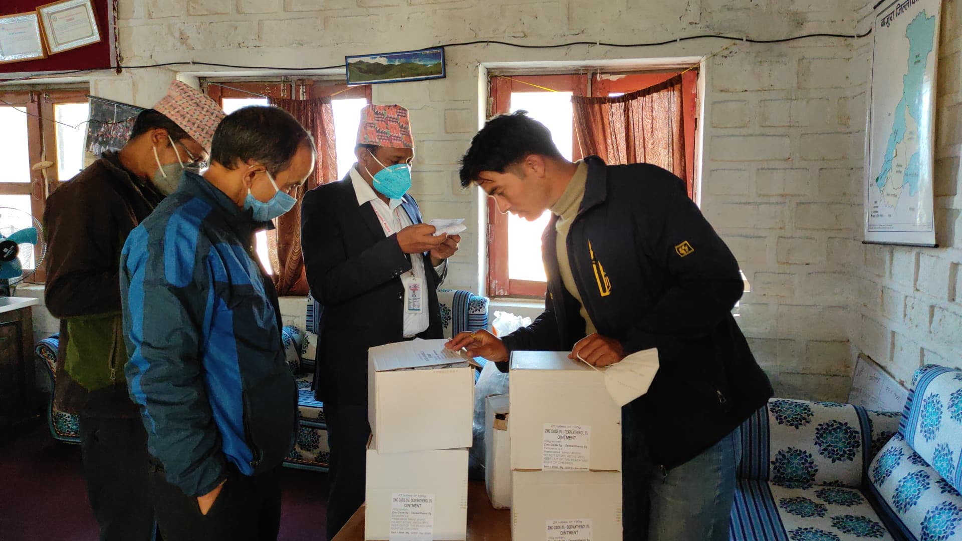 बडिमालिका खबरको समन्वयमा जिल्ला अस्पताल बाजुरालाई औषधि सहयोग