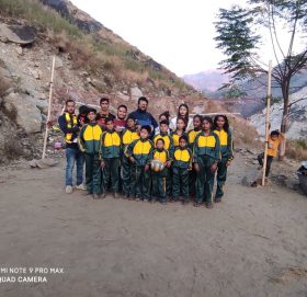 अनाथ बालवालिकालाई कार्यपालिका सदस्य गणेशले गरे सहयाेग