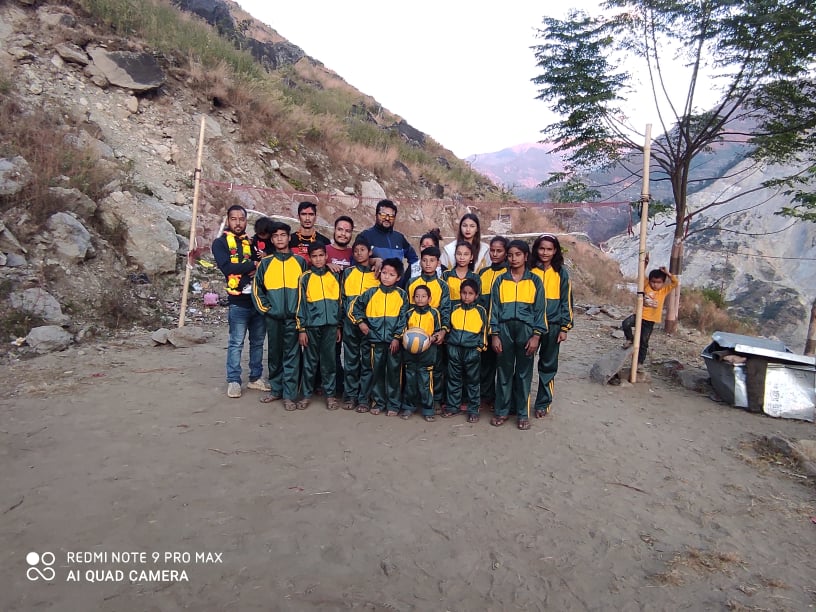 अनाथ बालवालिकालाई कार्यपालिका सदस्य गणेशले गरे सहयाेग