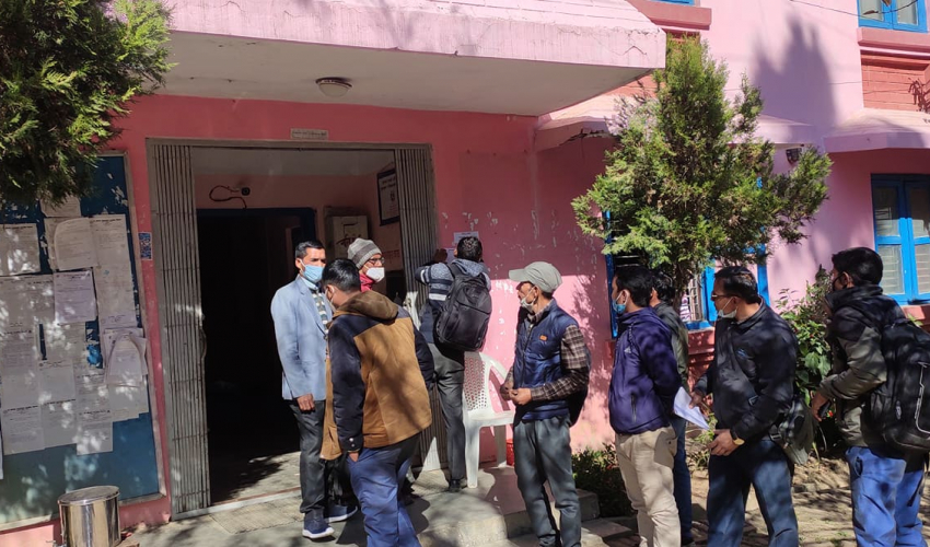 शिक्षा इकाई डडेल्धुरामा तालाबन्दी