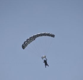 पोखरामा  प्याराग्लाइडिङबाट खस्दा पाइलटको मृत्यु, यात्रु गम्भीर घाइते